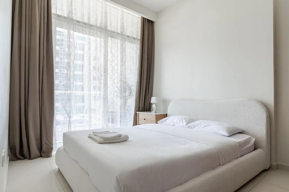 Luxury2Br Canal View Free Parking & Water Downtown Dubai Apartment